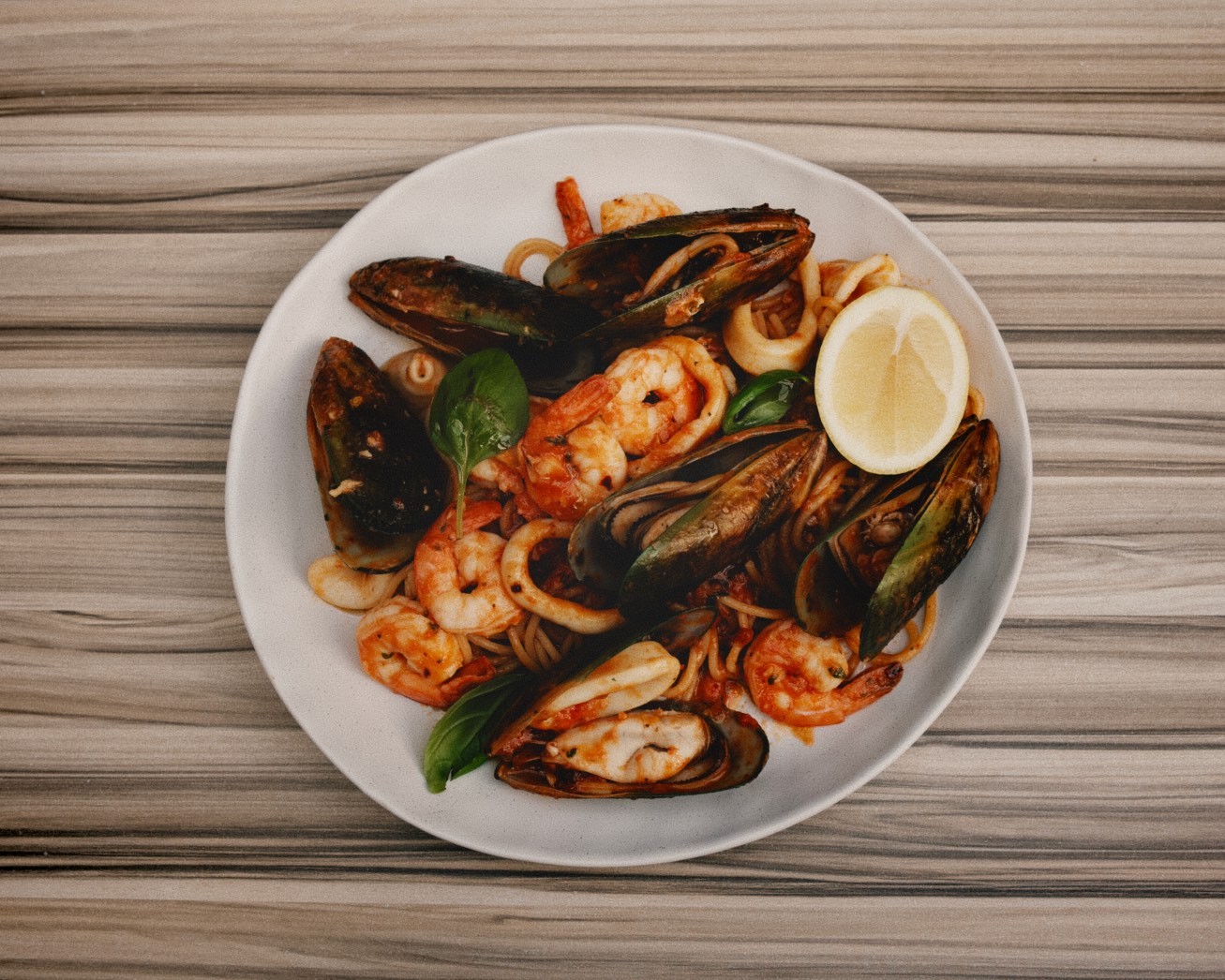 Seafood spaghetti with mussels, prawns and calamari